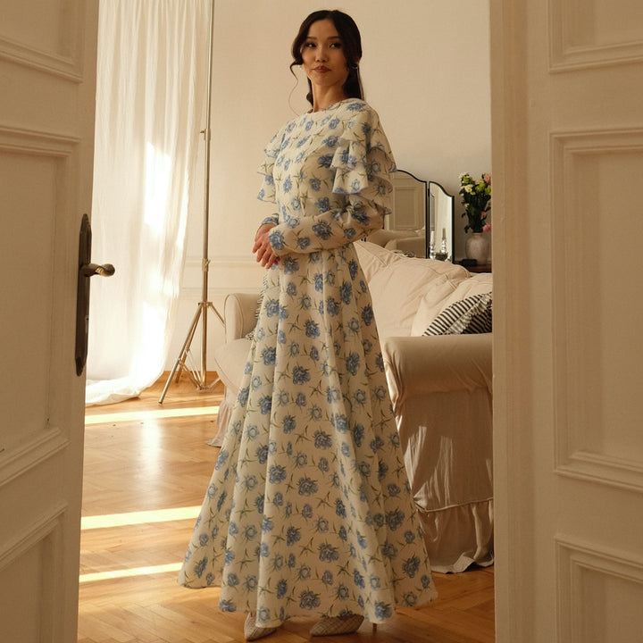 Kvinnors maxiklänning med romantisk volangdesign och blommiga detaljer-Eva Jonsson