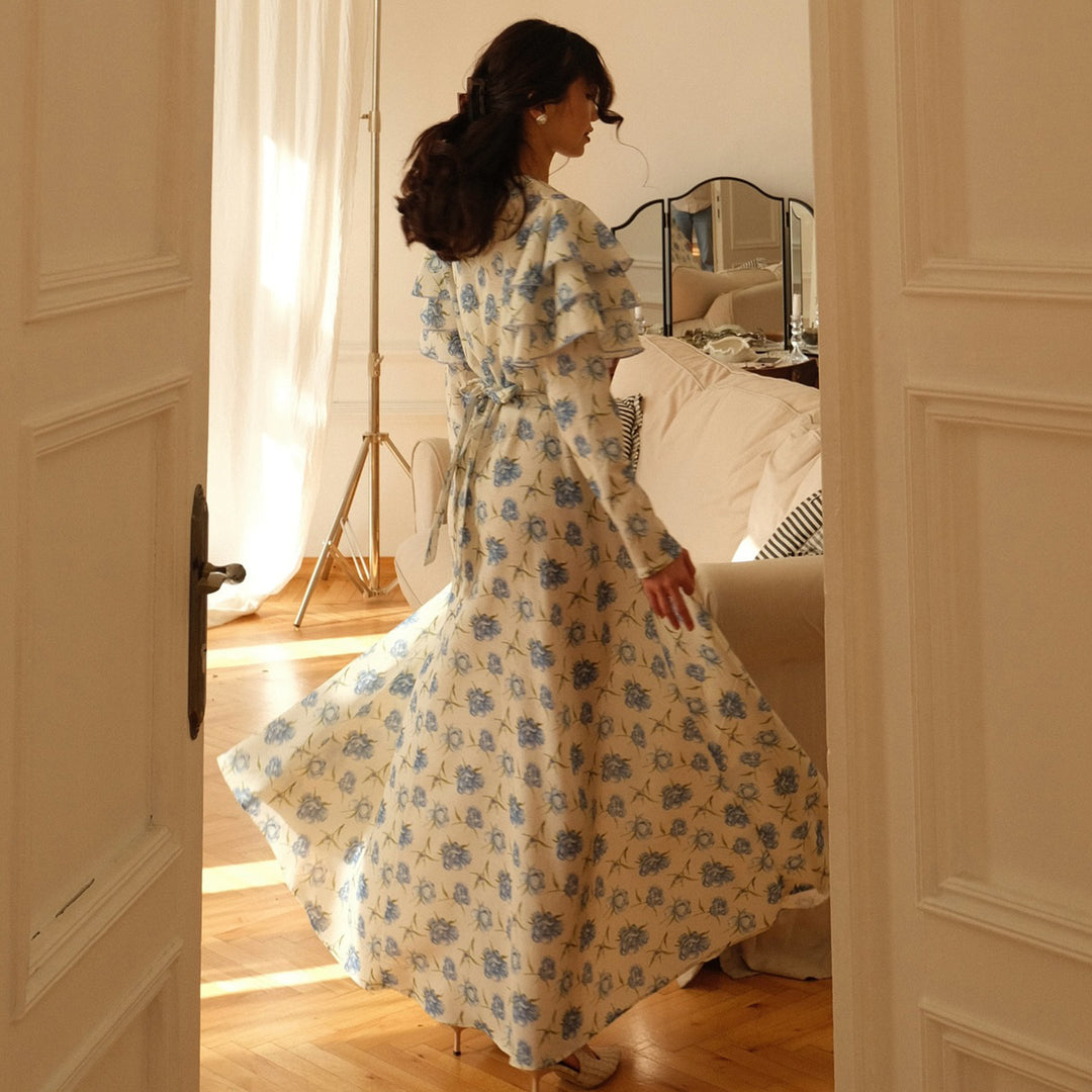 Kvinnors maxiklänning med romantisk volangdesign och blommiga detaljer-Eva Jonsson