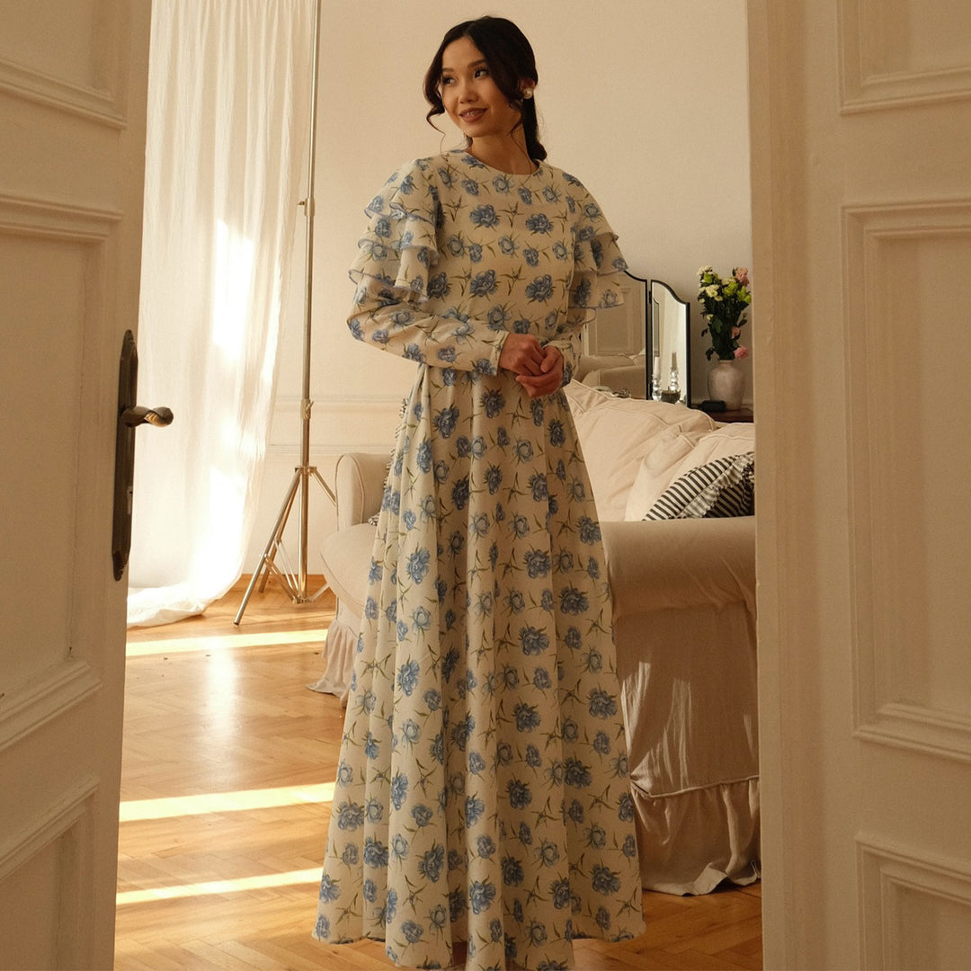 Kvinnors maxiklänning med romantisk volangdesign och blommiga detaljer-Eva Jonsson
