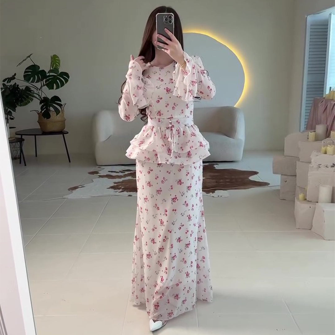 Kvinnors maxiklänning med voluminös peplum och blommiga detaljer-Eva Jonsson