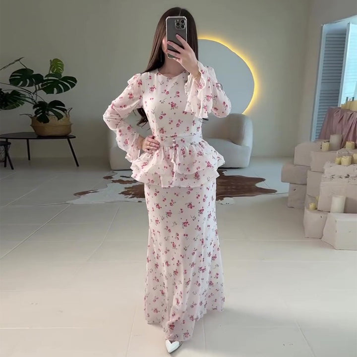 Kvinnors maxiklänning med voluminös peplum och blommiga detaljer-Eva Jonsson