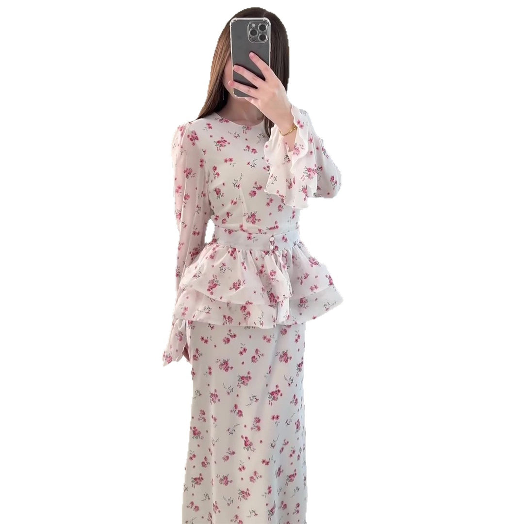 Kvinnors maxiklänning med voluminös peplum och blommiga detaljer-Eva Jonsson