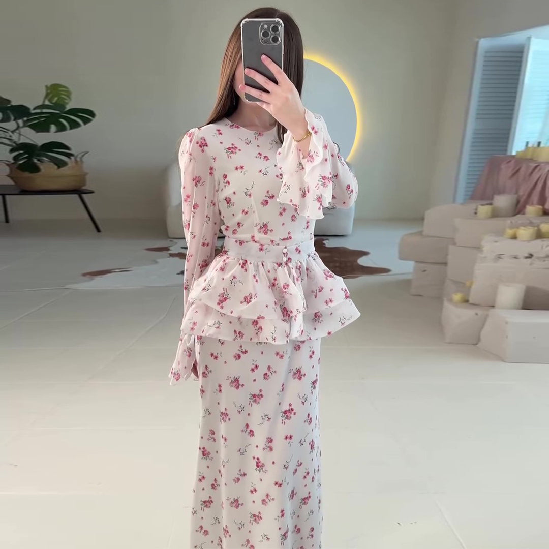 Kvinnors maxiklänning med voluminös peplum och blommiga detaljer-Eva Jonsson
