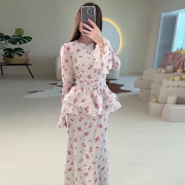 Kvinnors maxiklänning med voluminös peplum och blommiga detaljer-Eva Jonsson