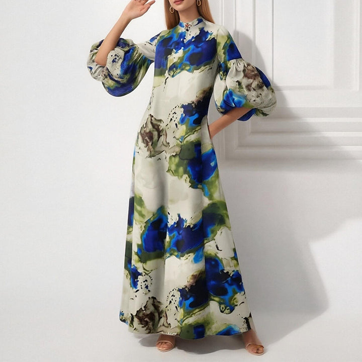 Kvinnors maxiklänning med voluminösa puffärmar och intrikat färgdesign Mirla-Eva Jonsson