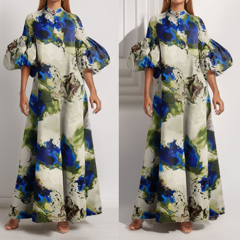 Kvinnors maxiklänning med voluminösa puffärmar och intrikat färgdesign Mirla-Eva Jonsson