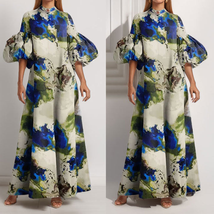 Kvinnors maxiklänning med voluminösa puffärmar och intrikat färgdesign Mirla-Eva Jonsson