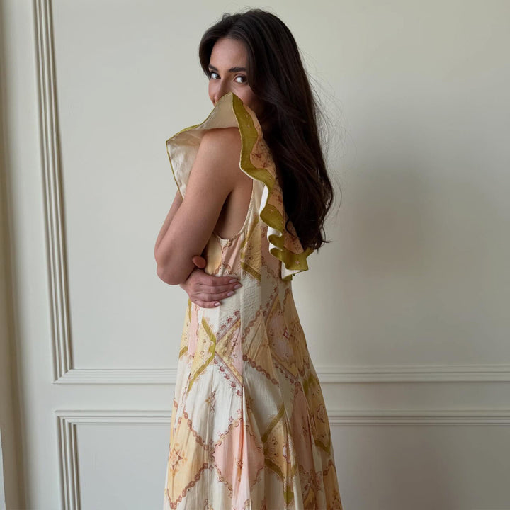 Kvinnors maxiklänning med voluminösa volangdetaljer och elegant V-hals Mirla-Eva Jonsson