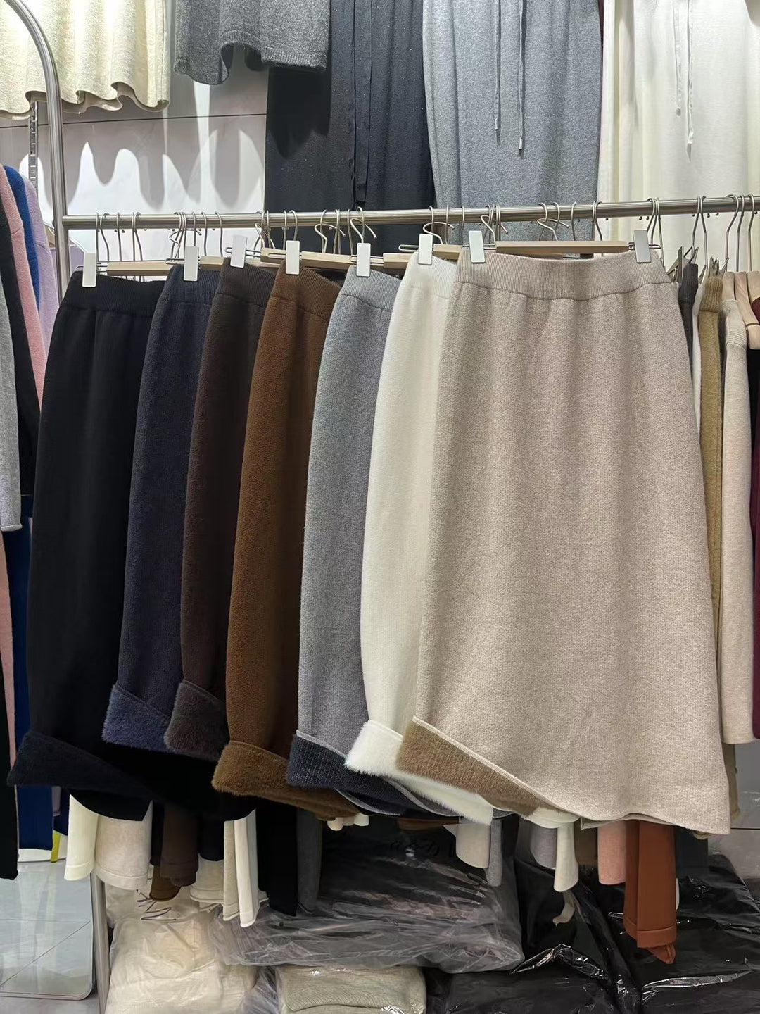 Kvinnors midi kjol gjord av den finaste stickningen med en elegant silhuett Mirla-Eva Jonsson