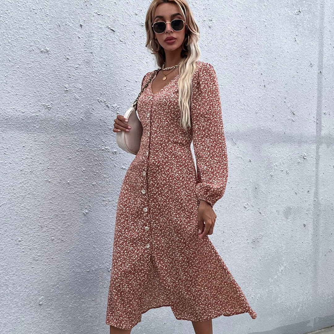 Kvinnors midi klänning med blommönster och elegant knapdesign Mirla-Eva Jonsson