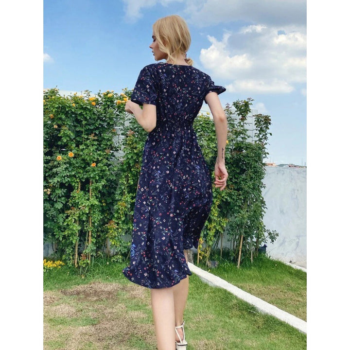 Kvinnors midi klänning med blommönster och svängd nederkant Mirla-Eva Jonsson