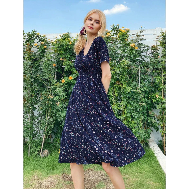 Kvinnors midi klänning med blommönster och svängd nederkant Mirla-Eva Jonsson