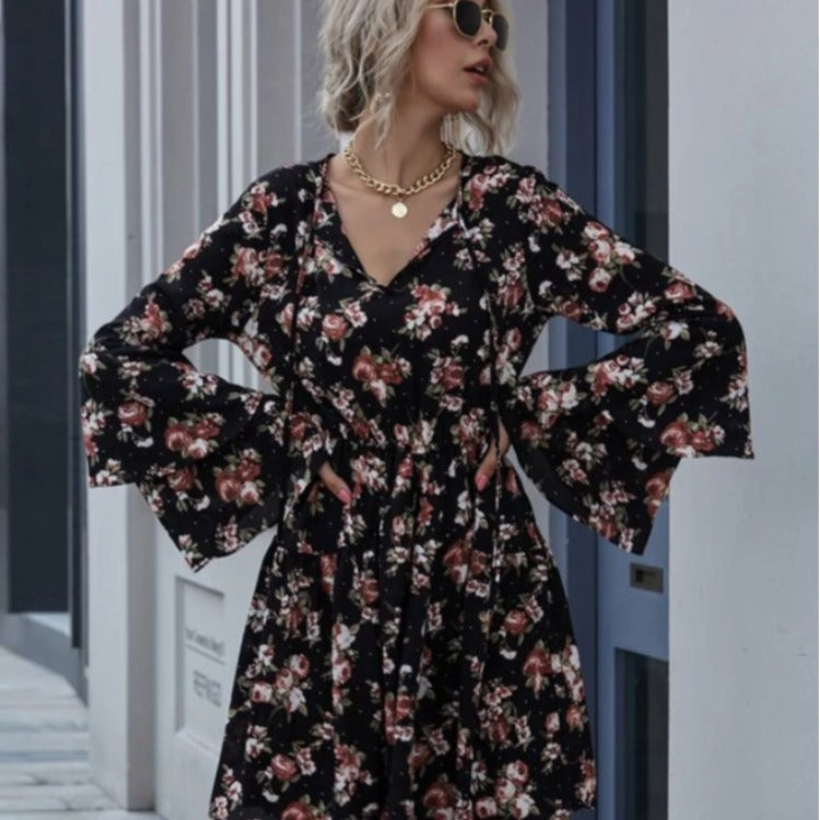 Kvinnors midi-klänning med vida utsvängda ärmar och blommönster Mirla-Eva Jonsson