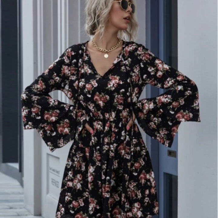 Kvinnors midi-klänning med vida utsvängda ärmar och blommönster Mirla-Eva Jonsson