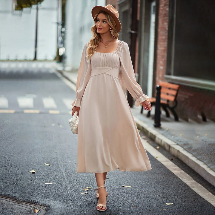 Kvinnors midiklänning med elegant drapering och långa puffärmar Mirla-Eva Jonsson