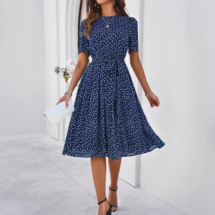 Kvinnors midiklänning med elegant prickig design och midjebälte Mirla-Eva Jonsson