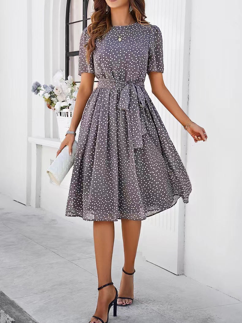 Kvinnors midiklänning med elegant prickig design och midjebälte Mirla-Eva Jonsson