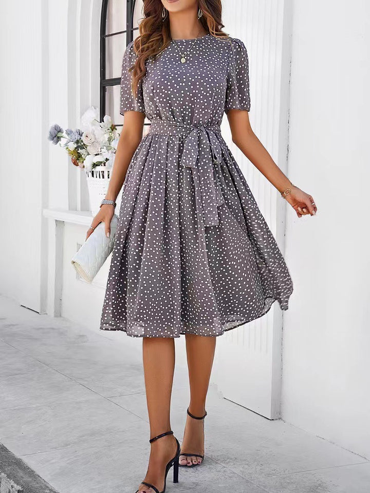 Kvinnors midiklänning med elegant prickig design och midjebälte Mirla-Eva Jonsson