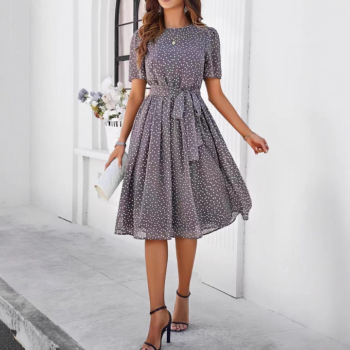 Kvinnors midiklänning med elegant prickig design och midjebälte Mirla-Eva Jonsson