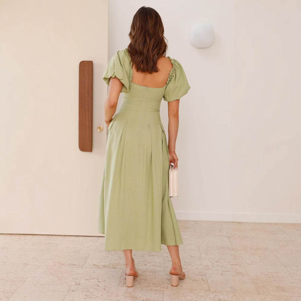 Kvinnors midiklänning med lekfull knutdetalj och puffärmsdesign Mirla-Eva Jonsson