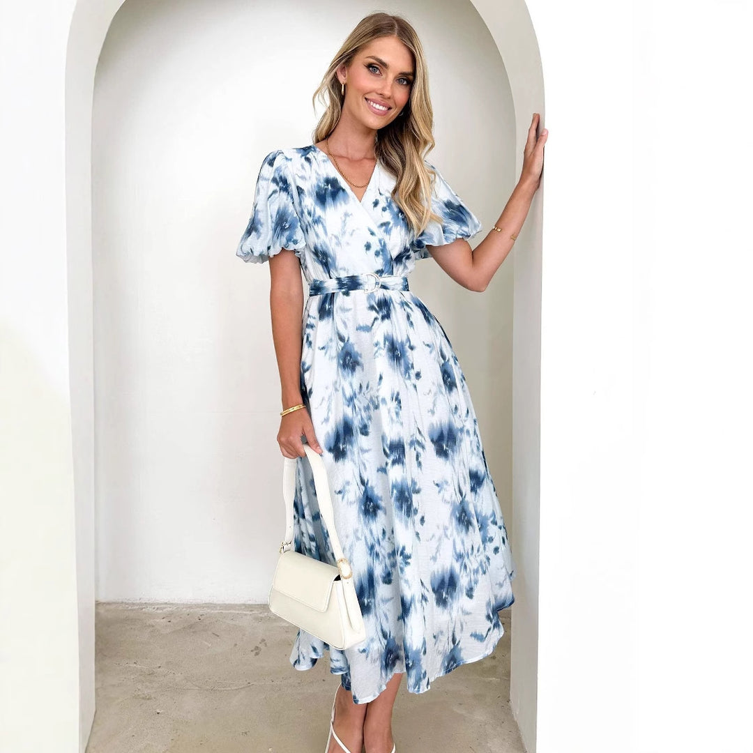 Kvinnors midiklänning med lekfullt omslagsdesign och blommiga detaljer Mirla-Eva Jonsson