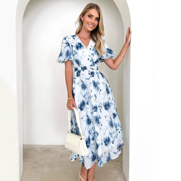 Kvinnors midiklänning med lekfullt omslagsdesign och blommiga detaljer Mirla-Eva Jonsson