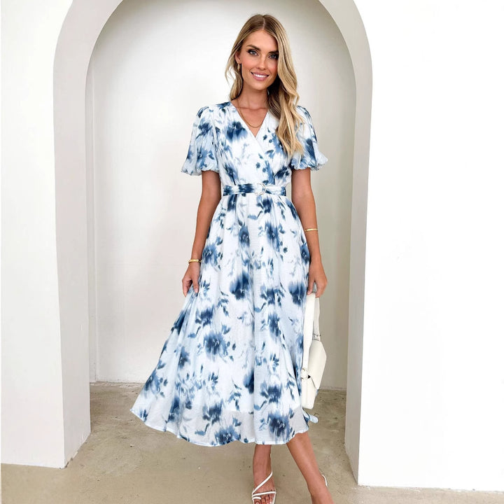 Kvinnors midiklänning med lekfullt omslagsdesign och blommiga detaljer Mirla-Eva Jonsson