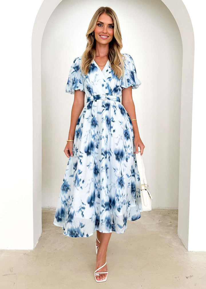 Kvinnors midiklänning med lekfullt omslagsdesign och blommiga detaljer Mirla-Eva Jonsson