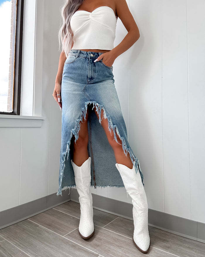 Kvinnors midilång denimkjol med delvis fransad nederkant och hög slits Mirla-Eva Jonsson