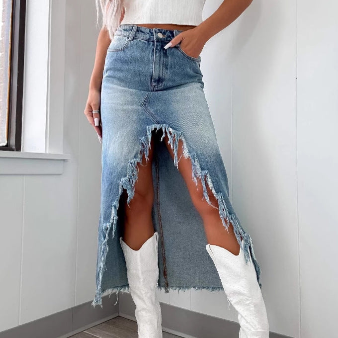Kvinnors midilång denimkjol med delvis fransad nederkant och hög slits Mirla-Eva Jonsson