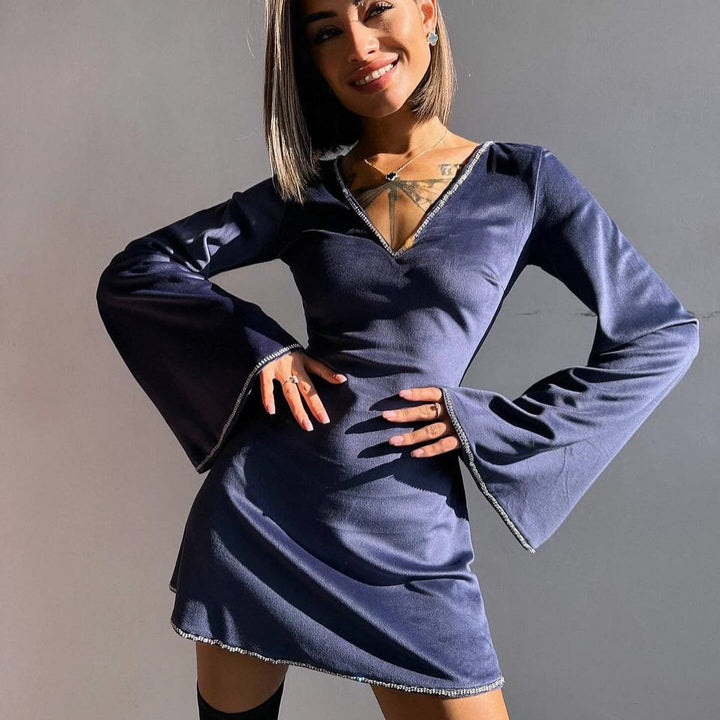 Kvinnors mini klänning med V-ringning och oversized ärmar Mirla-Eva Jonsson