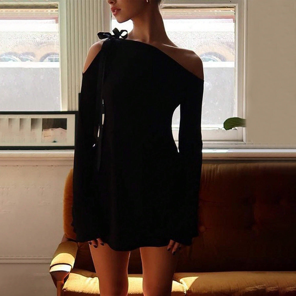 Kvinnors mini klänning med av-axlar design och elegant volang detalj Mirla-Eva Jonsson