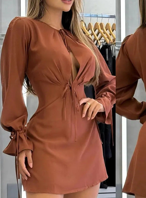 Kvinnors mini klänning med fint dragsnöre och eleganta puffärmar Mirla-Eva Jonsson