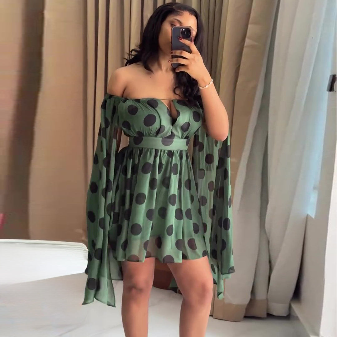 Kvinnors mini klänning med spännande off-shoulder design och vida ärmar Mirla-Eva Jonsson