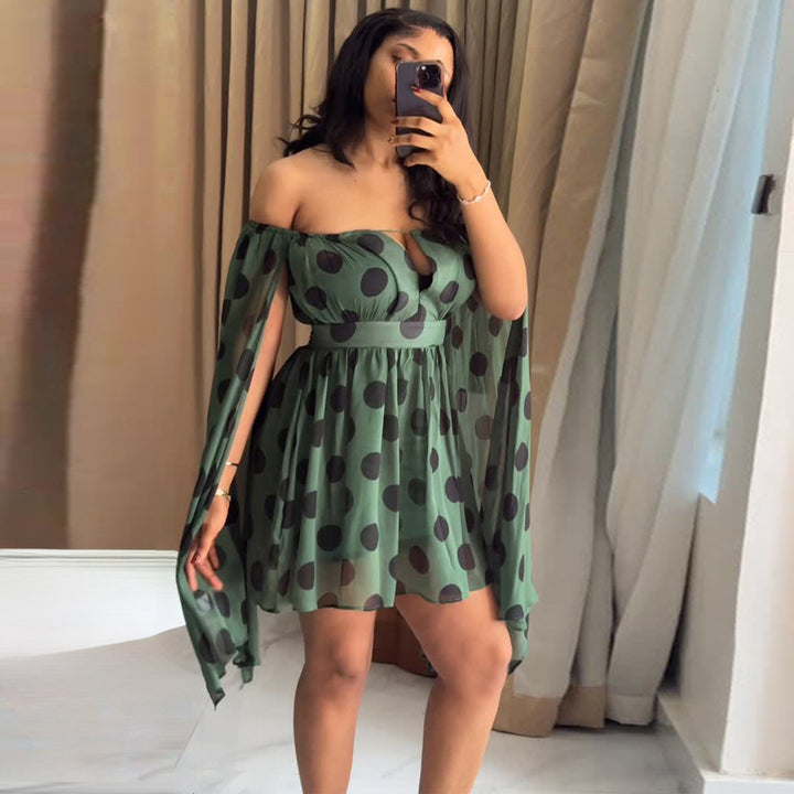 Kvinnors mini klänning med spännande off-shoulder design och vida ärmar Mirla-Eva Jonsson