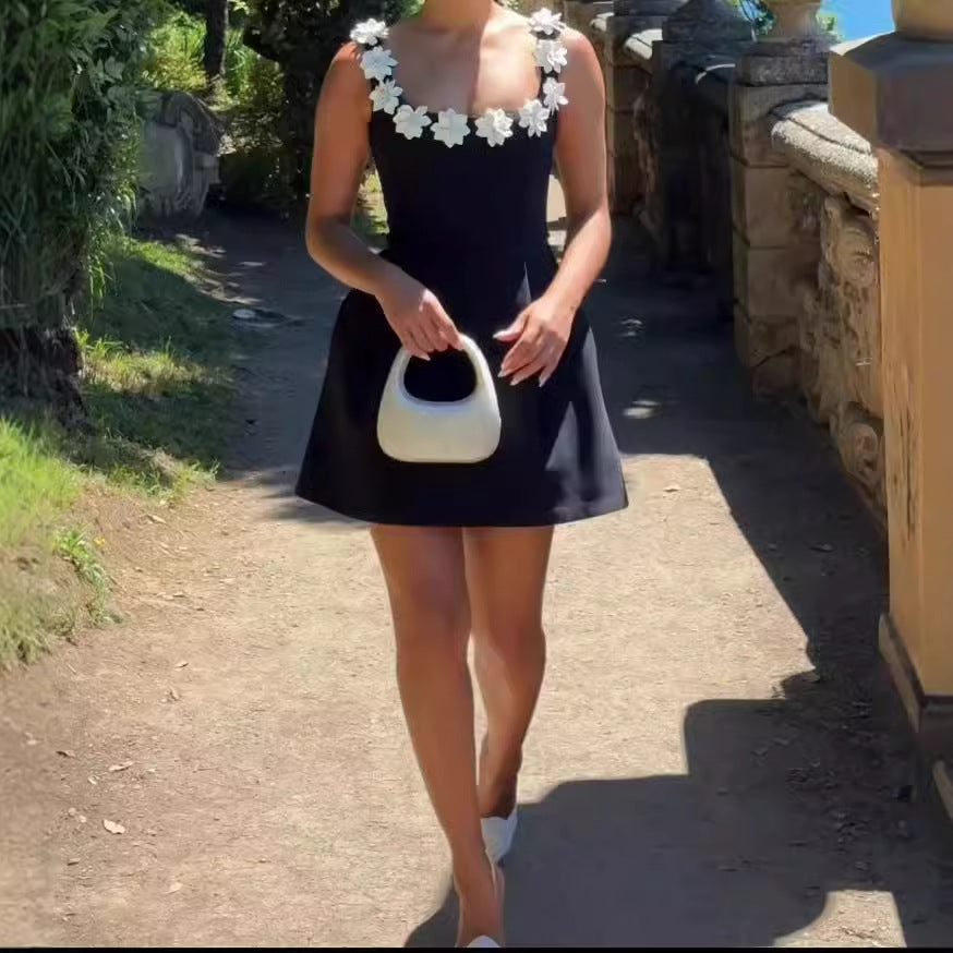 Kvinnors miniklänning med blommig dekoration och skräddarsydd snitt-Eva Jonsson