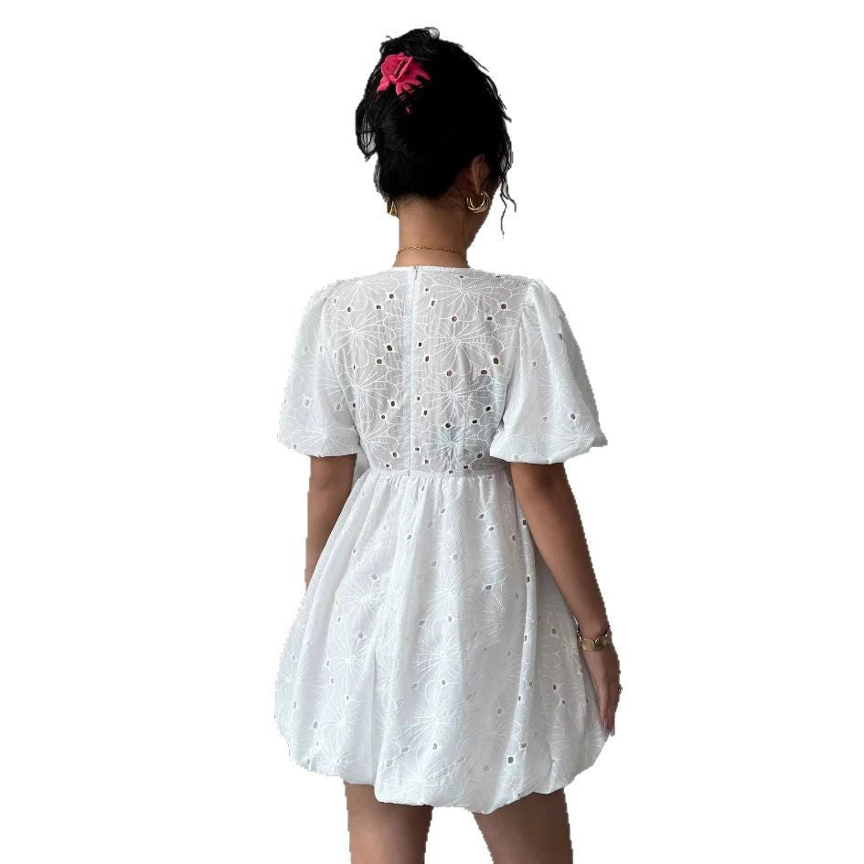 Kvinnors miniklänning med blommig spetsdesign och smickrande V-hals Mirla-Eva Jonsson