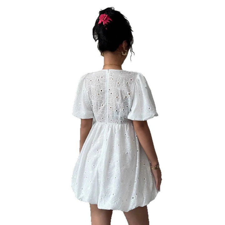 Kvinnors miniklänning med blommig spetsdesign och smickrande V-hals Mirla-Eva Jonsson