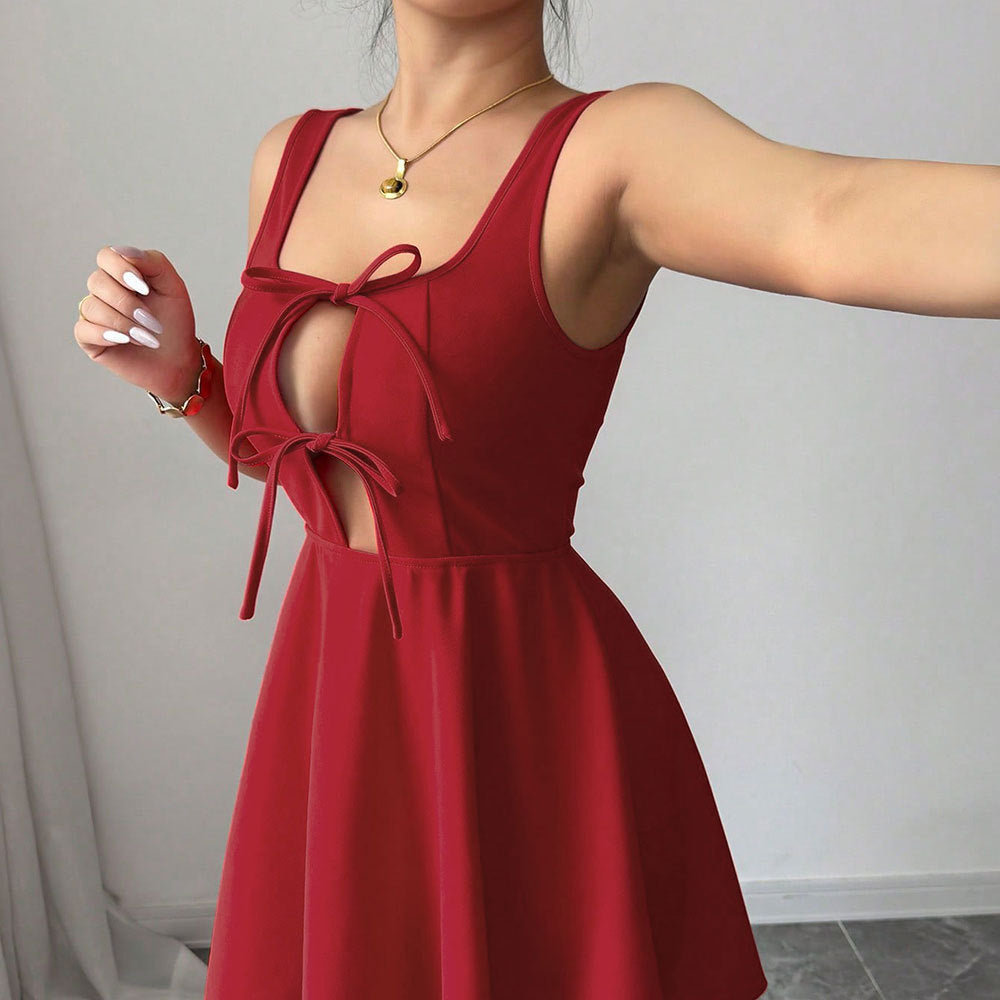 Kvinnors miniklänning med elegant halsringning och lekfull knytdetalj Mirla-Eva Jonsson