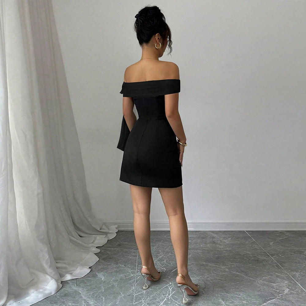 Kvinnors miniklänning med off-shoulder design och elegant knytning Mirla-Eva Jonsson