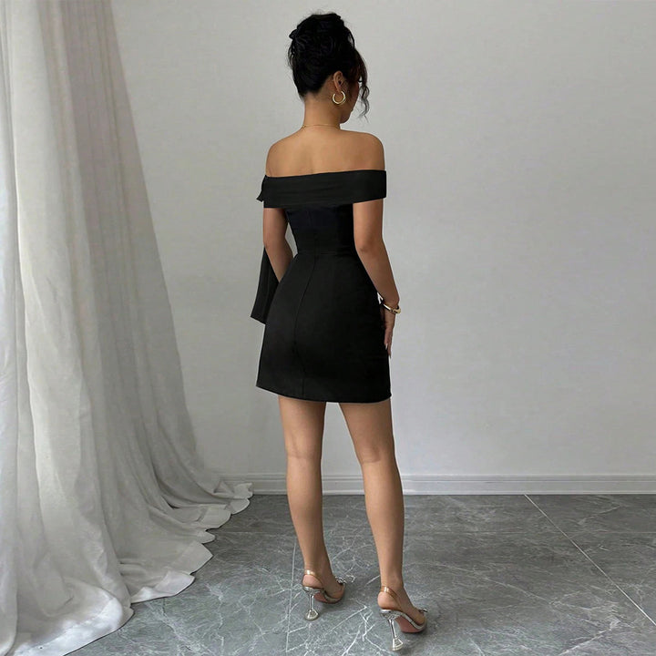 Kvinnors miniklänning med off-shoulder design och elegant knytning Mirla-Eva Jonsson
