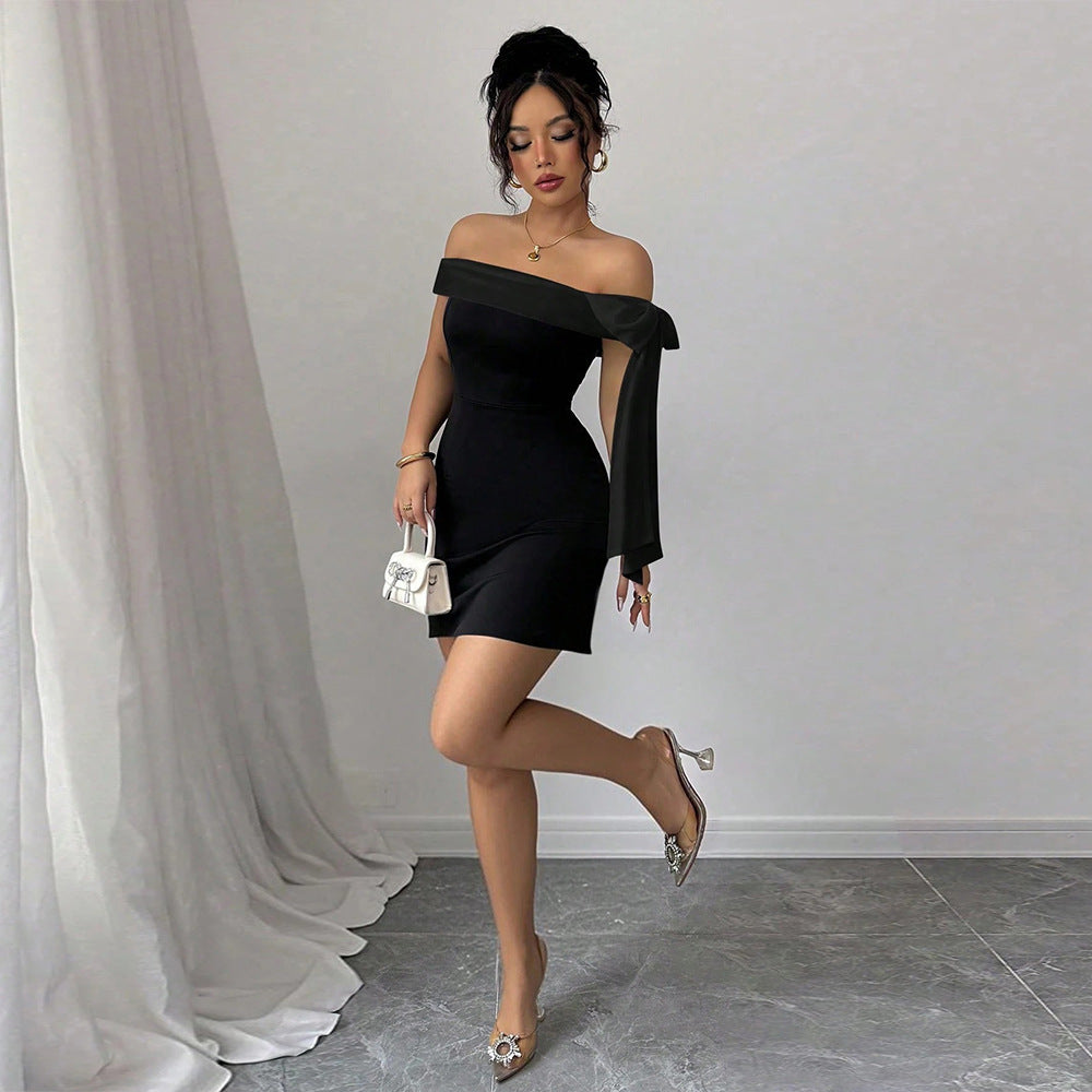 Kvinnors miniklänning med off-shoulder design och elegant knytning Mirla-Eva Jonsson