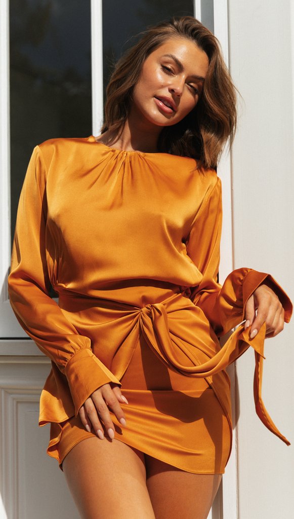 Kvinnors minimidress med polerad midjeknut och elegant långärmad design Mirla-Eva Jonsson