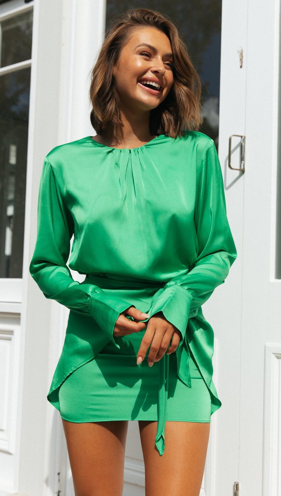 Kvinnors minimidress med polerad midjeknut och elegant långärmad design Mirla-Eva Jonsson