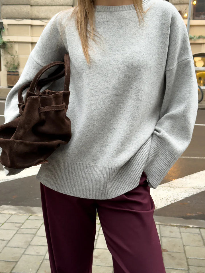 Kvinnors mjuka oversized tröja med klassiska sömmar och lös passform Mirla-Eva Jonsson