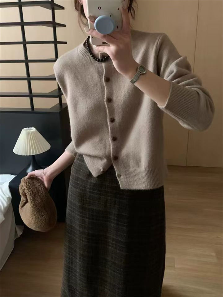 Kvinnors mjuka stickade cardigan med knappar och ribbad textur Mirla-Eva Jonsson