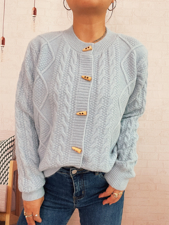 Kvinnors mjuka stickade cardigan med nautisk kabeldesign och knappar i trädetaljer Mirla-Eva Jonsson