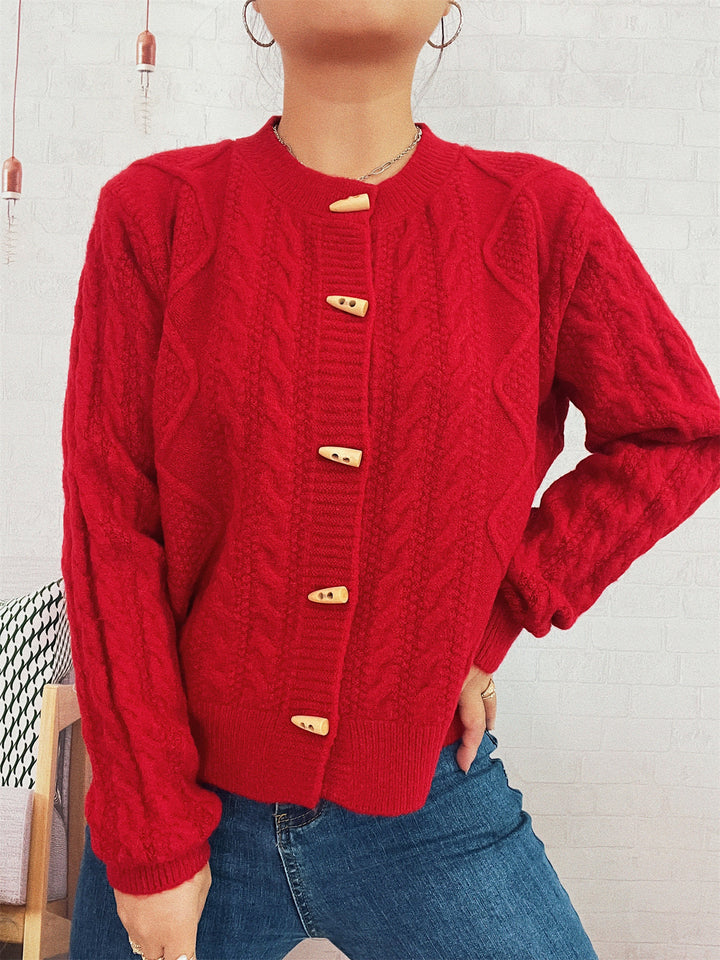 Kvinnors mjuka stickade cardigan med nautisk kabeldesign och knappar i trädetaljer Mirla-Eva Jonsson