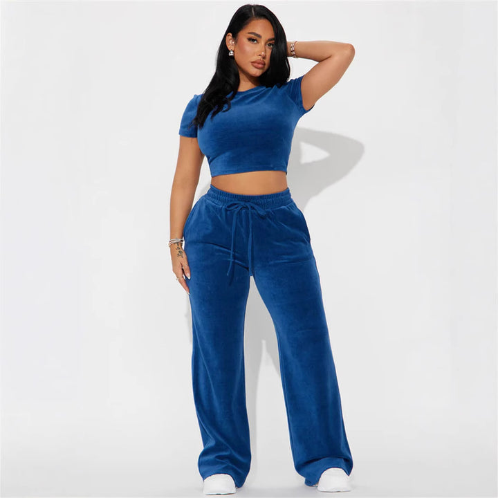 Kvinnors mjuka velour lounge set med kort topp och lösa byxor Mirla-Eva Jonsson