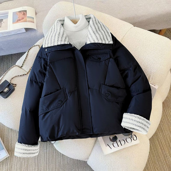 Kvinnors moda kort vinterjacka med en omtänksamt designad krage Mirla-Eva Jonsson